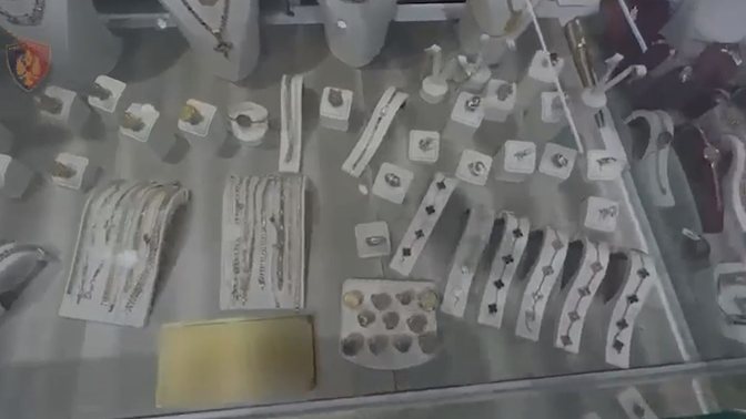 Trafik sendesh me vlerë! Pranga 27-vjeçarit, sekuestrohen 15 kg ar, diamant dhe qindra ora luksoze 