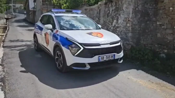 Eksploziv në portën e jashtme të një banese në Mjull-Bathore