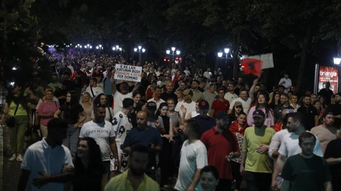 Protesta, procedohen 23 persona. Policia: Bllokuan qarkullimin e makinave në disa rrugë të Tiranës