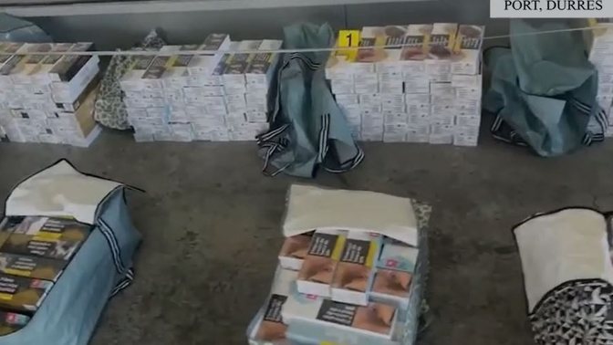 Kontrabandë cigaresh në portin e Durrësit! Arrestohet 34-vjeçari, sekuestrohen 798 steka dhe një automatik AK-47
