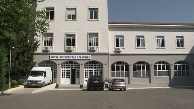 U transportua me helikopter drejt Traumës pasi u plagos me thikë nga bashkëshorti, mësohet gjendja e 28-vjeçares