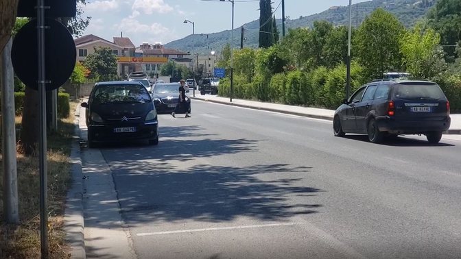Aksident në Berat, motoristi përplas te vijat e bardha turistin holandez