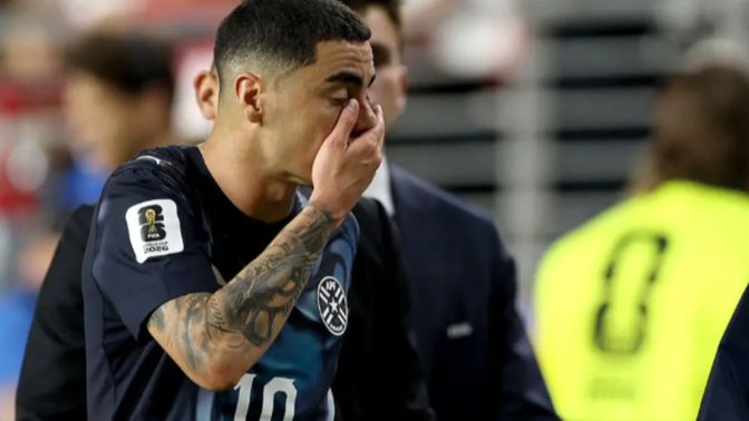 Mbuloi gojën teksa fliste, Miguel Almirón, futbollisti i parë që ndëshkohet me të kuq
