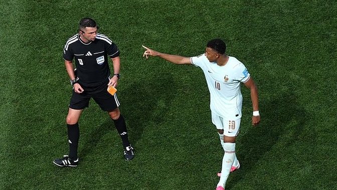 “Diktatori” Mbappe, “urdhëron” arbitrin t’i japë shiritin e kapitenit shokut të skuadrës