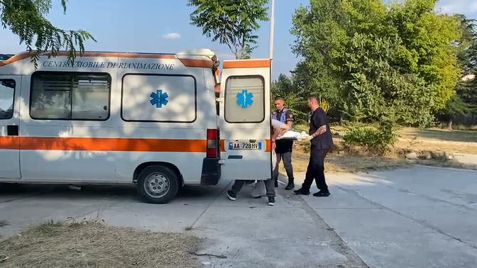 Burri dhunon gruan e tij 73-vjeçare, e moshuara në gjendje të rëndë në spital