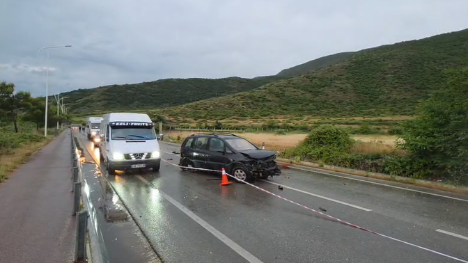 Aksident me tre të plagosur në aksin Pogradec- Lin, një person bllokohet brenda mjetit 