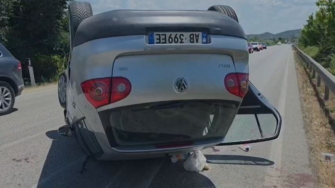 Tentoi të shmangë përplasjen, aksidentohet e më pas përmbyset automjeti në Fiershegan