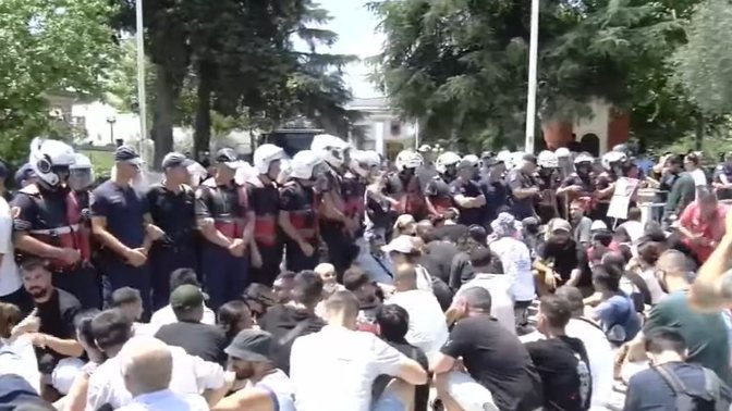 19 të lënduar nga përplasjet në protestën para Parlamentit, 4 policë mbeten në spital