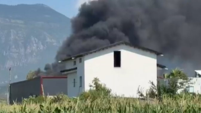 Zjarr në një varrezë makinash në Kamëz, shtëllunga të mëdha tymi mbulojnë zonën