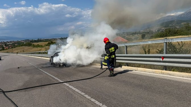 Merr flakë një automjet në aksin Qafë Plloçë-Pogradec