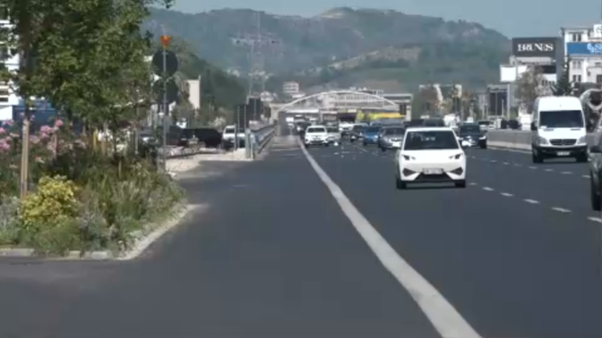  Kursejnë kohën, rrezikojnë jetën, këmbësorët kalojnë mbi barrierat e autostradës, nisin gjobat