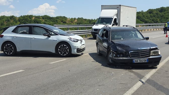 Aksident në Qafë Plloçë, përplasen dy automjete plagosen shoferi dhe një fëmijë