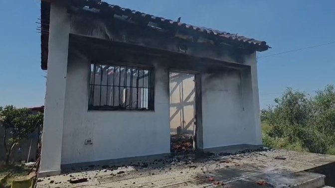 Përfshihet nga flakë banesa në Stan-Karbunar të Lushnjës