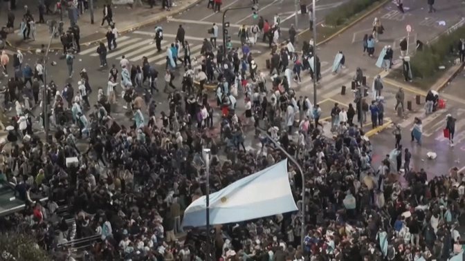 Zhgënjimi nga finalja, kaos në Buenos Aires, tifozët përplasen me policinë