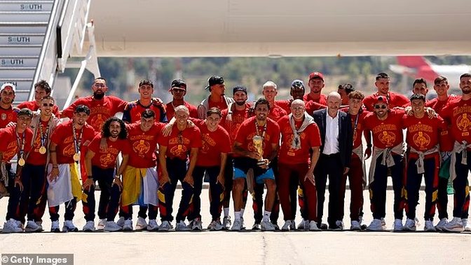 Mbretërit e botës mbërrijnë në shtëpi, festë e shkurtër në SHBA për kampionët