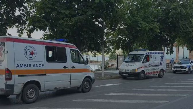 I moshuari pëson infarkt në plazhin e Pogradecit, mjekët luftojnë për t'i shpëtuar jetën