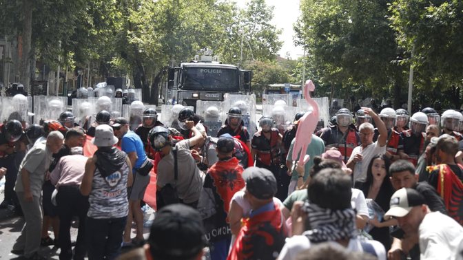 Arrestohen 2 protestues, procedim për 30 të tjerë. Policia: Hodhën sende të forta dhe mjete piroteknike