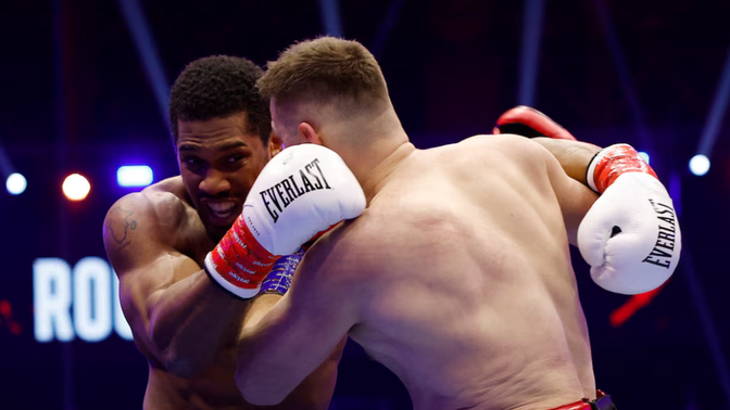 Prenga e rrëzoi dy herë në tapet, Anthony Jashua fiton me vuajtje dhe pret Tyson Fury në nëntor