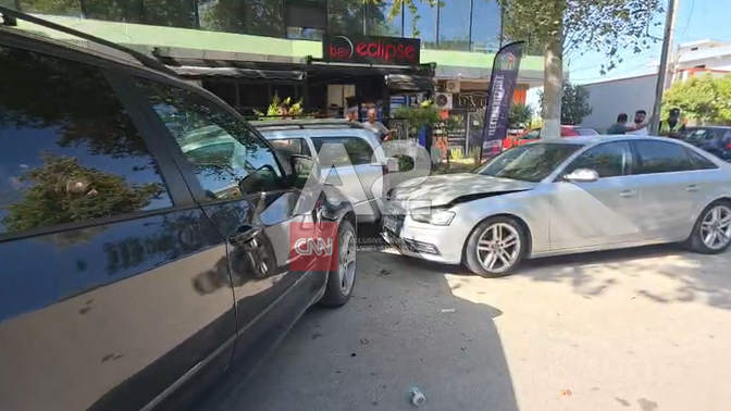 Drejtuesi i BMW humb kontrollin dhe përplaset me dy makina, një person përfundon në spital