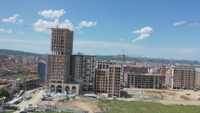 Zgjatet koha e shitjeve, vijon shtrenjtimi i apartamenteve, bregdeti bëhet 