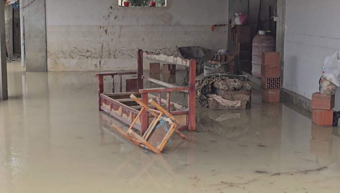 Përmbytje të mëdha në vend, uji largohet nga banesat, banorët përballen me pasojat