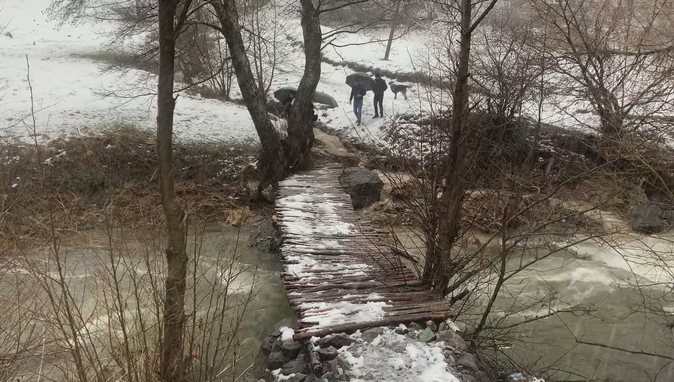 Izolimi në Shtrezë, reshjet dhe ura e dëmtuar lënë nxënësit jashtë shkollave