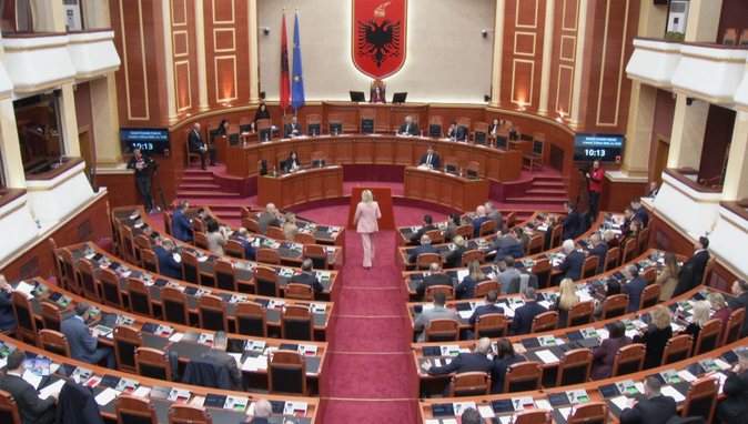 “Territorialja”, tërhiq e mos këput, PS i vendos afat PD deri në darkë, Berisha: S’kemi ikur 