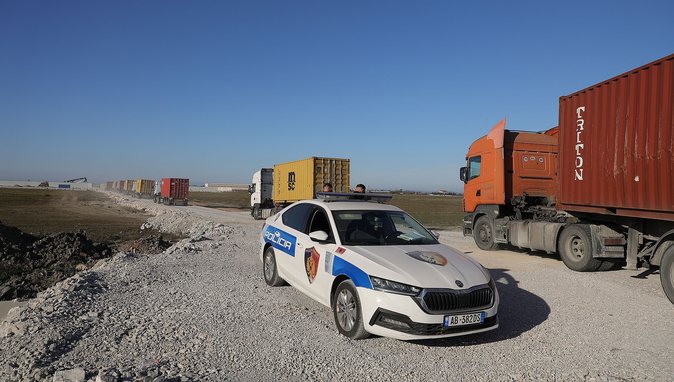 Si u fshehën mbetjet e rrezikshme brenda 102 kontejnerëve? Detaje nga hetimet e Prokurorisë 