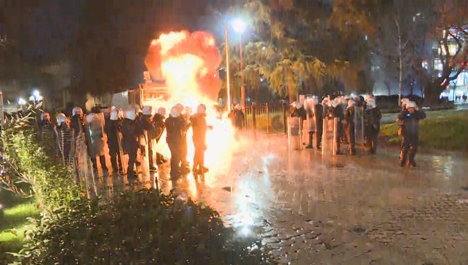 Përplasje te Parlamenti, protestuesit tentojnë të çajnë kordonin policor