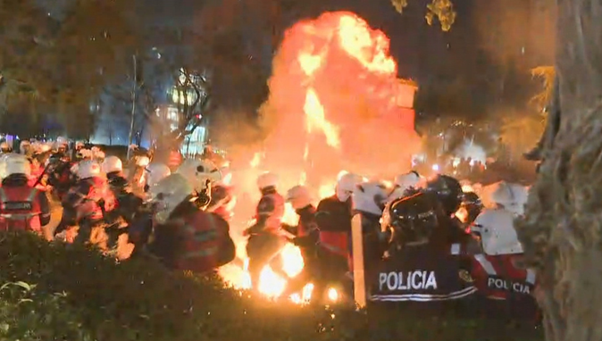 Përshkallëzohet situata para Parlamentit, protestuesit hedhin molotov, policia përgjigjet me gaz lotsjellës
