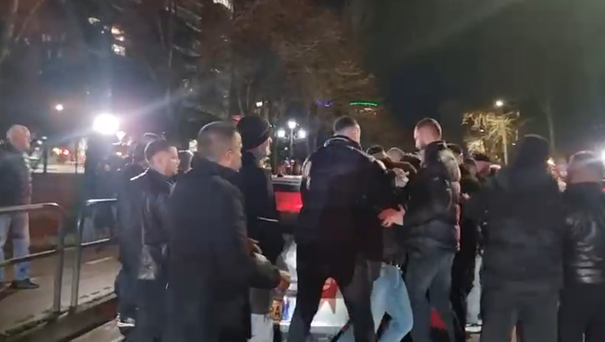 Bllokohet rruga përballë selisë së PD-së, përplasje mes protestuesve dhe qytetarëve