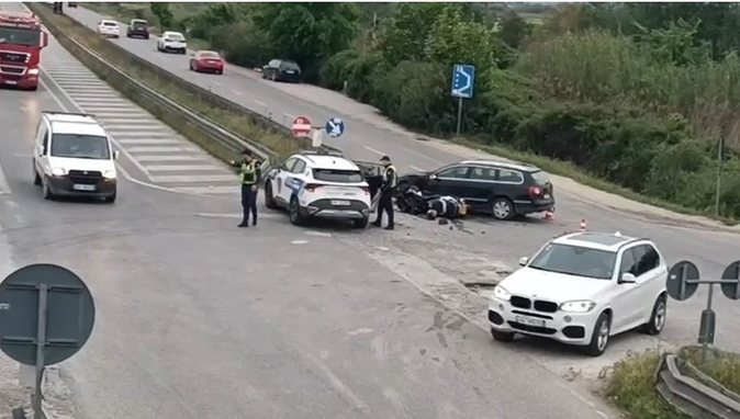 Aksident në autostradën Lushnjë-Fier, përfundon në spital 65-vjeçarja