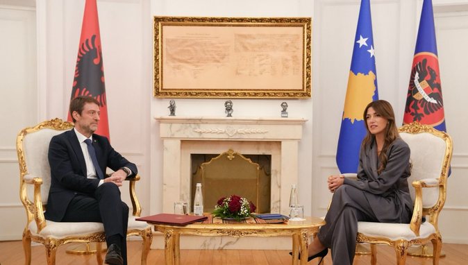 “Ishit zëri i Kosovës kur Kosova s’kishte zë”, Albulena Haxhiu pret në takim Ferit Hoxhën