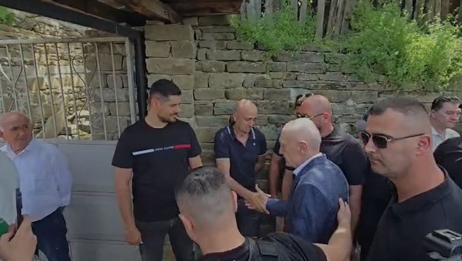 Meta mbërrin në Çepan, i jep lamtumirën e fundit babait