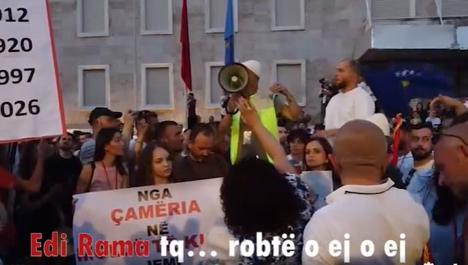 Rama poston videon ku e shajnë protestuesit: Nëse ky është vizioni juaj... Ju pres të ulemi ku të doni dhe kur të doni