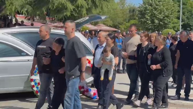Homazhet në Pogradec, përcillet për në banesën e fundit Dëshmori i Atdheut, Enea Mekolli