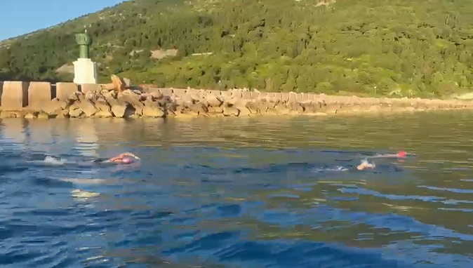 Pas rekordit Itali-Karaburun, Eva Buzo rikthehet në Vlorë dhe përshkon me not ishullin e Sazanit