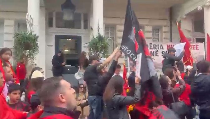 Kundër projektit në Zvërnec, shqiptarët në Britaninë e Madhe në ditën e dytë të protestës 