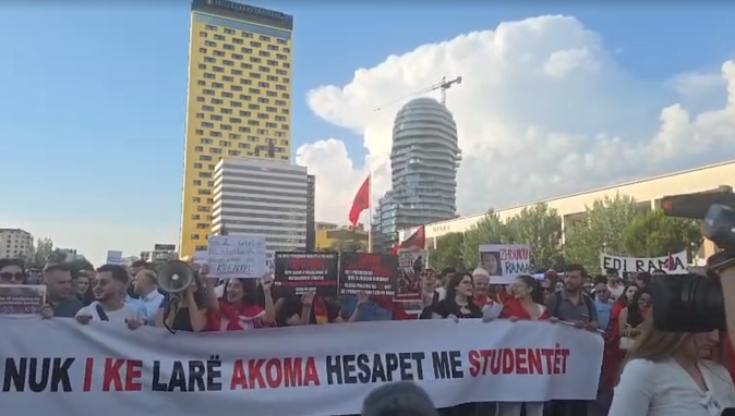 Dita e nëntë e protestës, qytetarët grumbullohen para Kryeministrisë 
