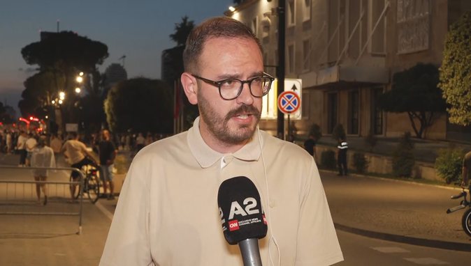 “Rama po hedh tezën e kolonializimit të Shqipërisë”, Laçi thirrje partive të vogla nga protesta: Mos u bëni si Rama dhe Berisha