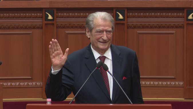 A është hequr “non grata”? Berisha pritet më duartrokitje në Parlament: Unë erdha, u krye