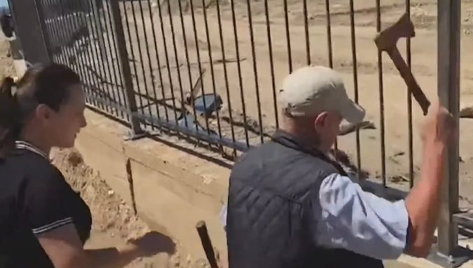 Me sëpata, hunj dhe hekurprerëse, protestuesit hyjnë kantierin e resortit në Rrjoll