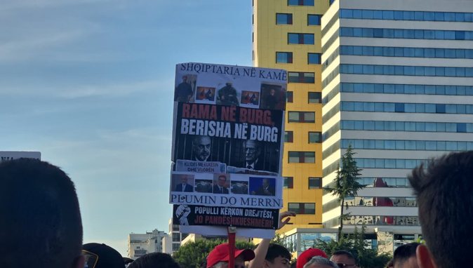 Dita 15 e protestës, qytetarët kërkojnë largimin e Ramës