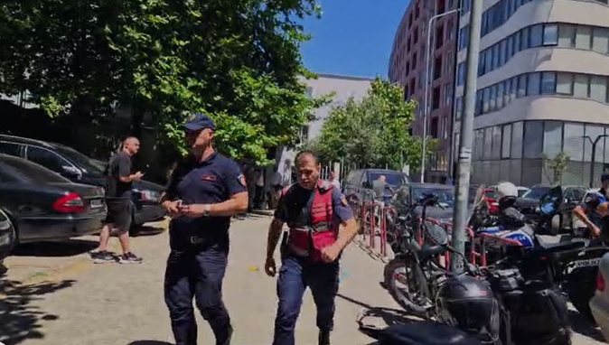 Përse plasi grushti brenda në gjykatë? Gazetari sjell detajet: U dëmtuan edhe 3 efektivë