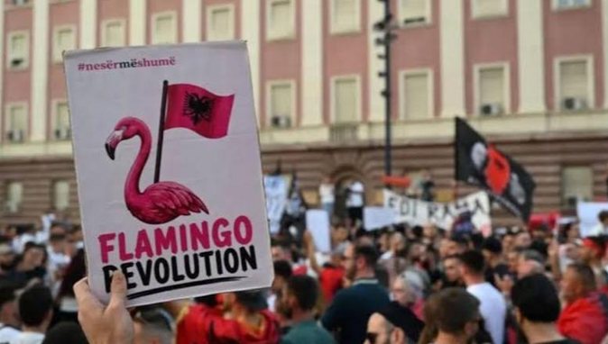 Nis dita e 16-të e protestës, qytetarët grumbullohen në sheshin “Skënderbej”
