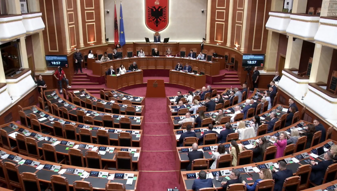 Mazhoranca miraton ligjin për amnistinë penale, opozita bojkoton seancën