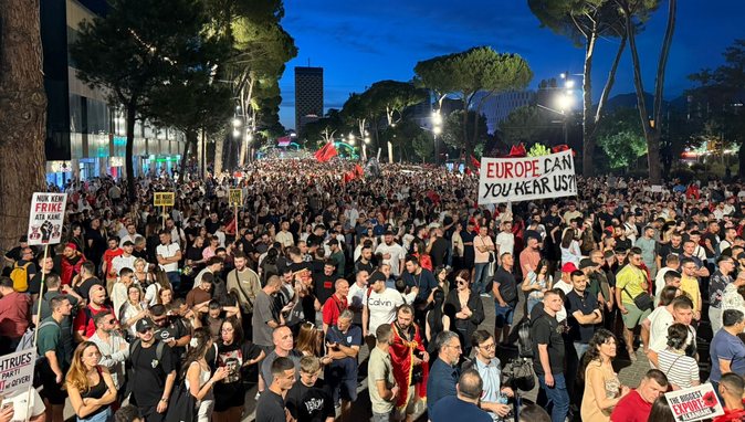 Ndryshon itinerari i protestës, qytetarët i drejtohen Kuvendit gjatë seancës plenare