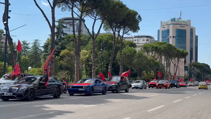 Sot protesta e 21-të, shqiptarë nga diaspora mbërrijnë në Tiranë