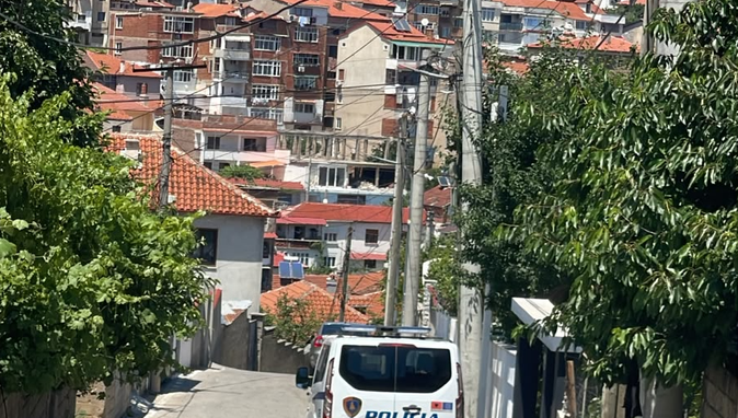 Burri godet me thikë gruan në Pogradec, e plagosura në gjendje të rëndë