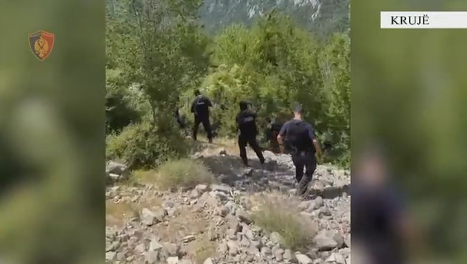 Në pranga shoku, e lajmëroi se po vinte policia, i shumëkërkuari Ylli Zalla i shpëton RENEA-s, arratiset në pyll